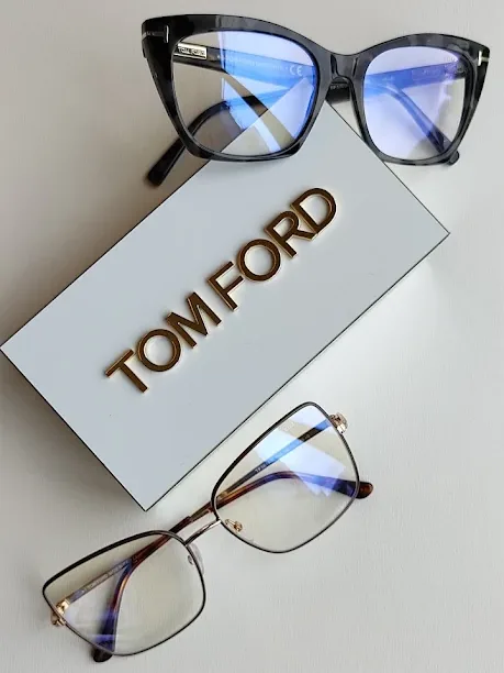 Duas armações de grau ao lado do estojo Tom Ford na loja